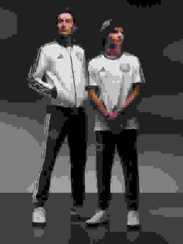 이 사진에는 F1의 운전사 조지 러셀(손을 주머니에 넣고 있다)과 키미 안토넬리가 아디다스 x 메르세데스-AMG 페트로나스 F1 실버 애로우즈 컬렉션을 착용하고 은빛 메탈릭 효과를 낸 배경 앞에 서 있는 모습이 담겨 있다. 