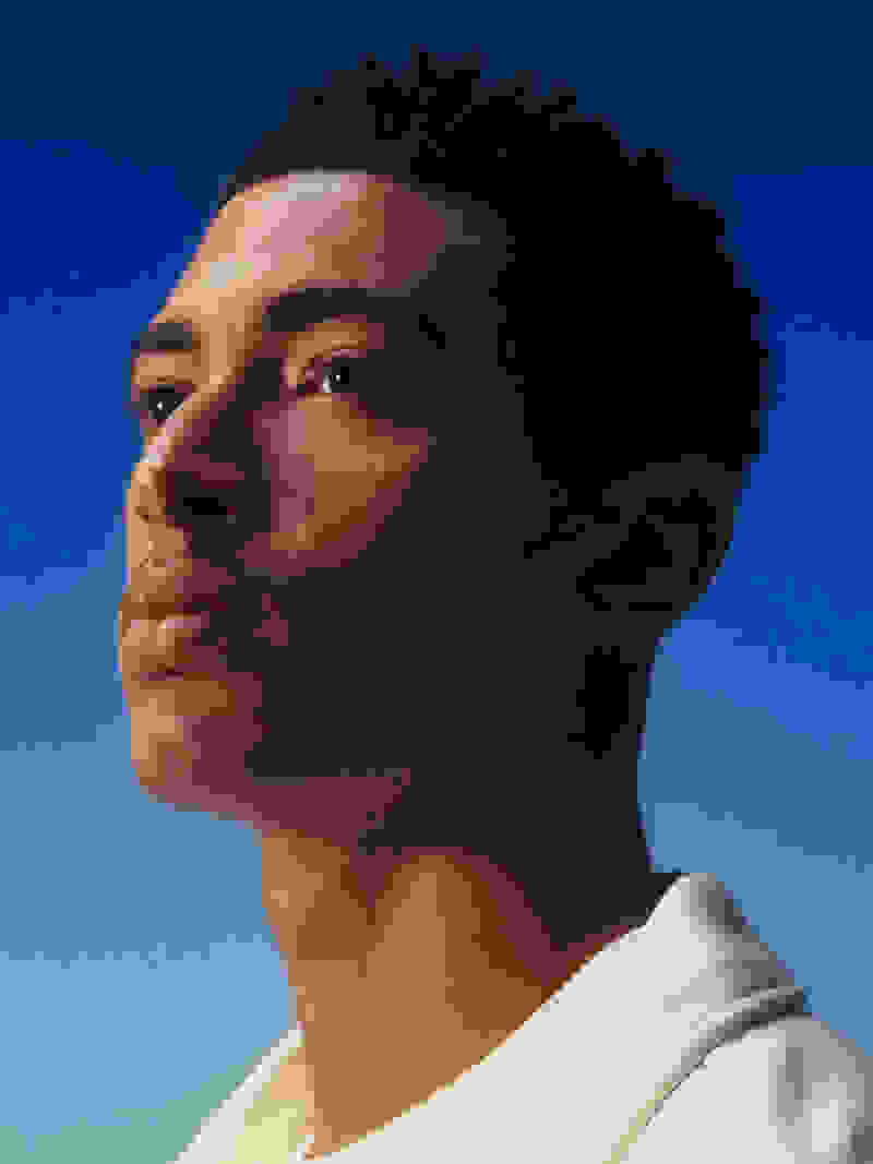 Captura de ecrã do Jude Bellingham no perfil, olhando para a distância com uma expressão focada, sobre um fundo azul-escuro.