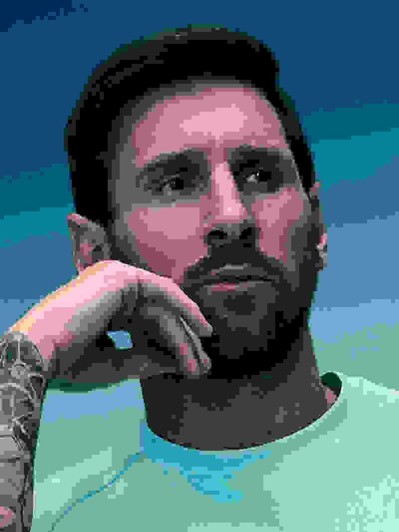 Captura de cabeça do Lionel Messi com uma expressão cuidada, olhando para a distância, sobre um fundo verde.