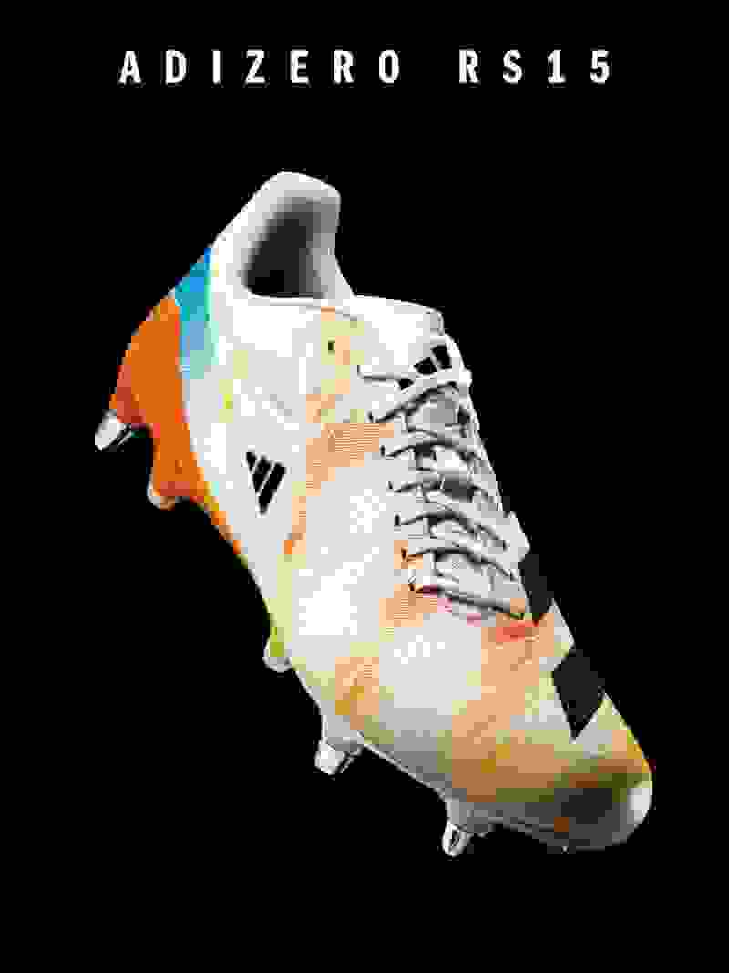 Billedet viser en hvid, orange og blå fodboldstøvle med teksten "ADIZERO RS15" på en fremtrædende plads.