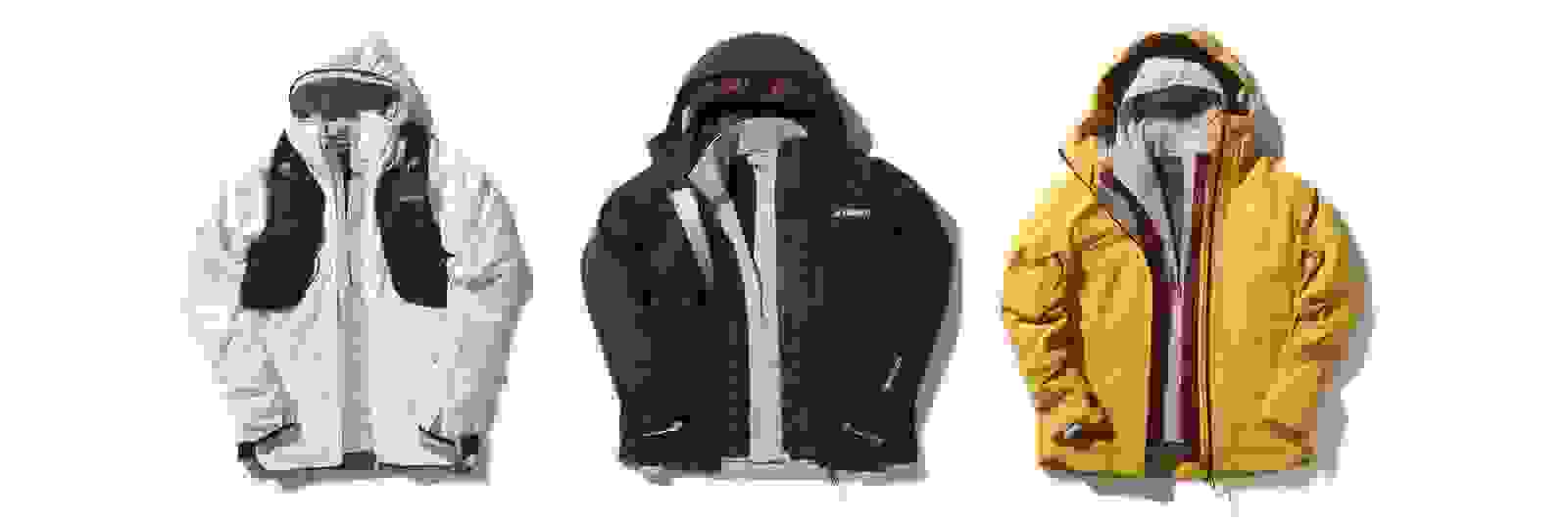 Na bielom pozadí sa vynímajú tri bundy s kapucňou v rôznych farbách - bielej, hnedej a žltej.