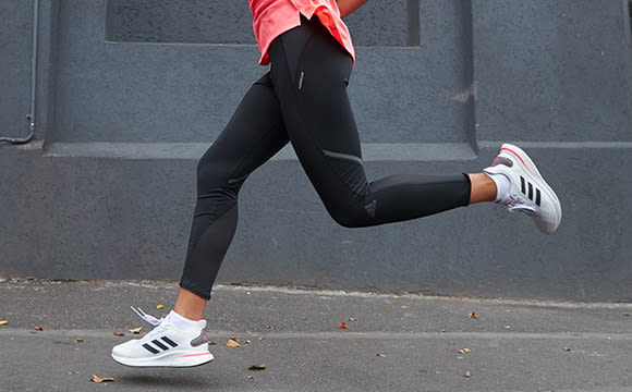 Se det store af løbejakker til damer | adidas