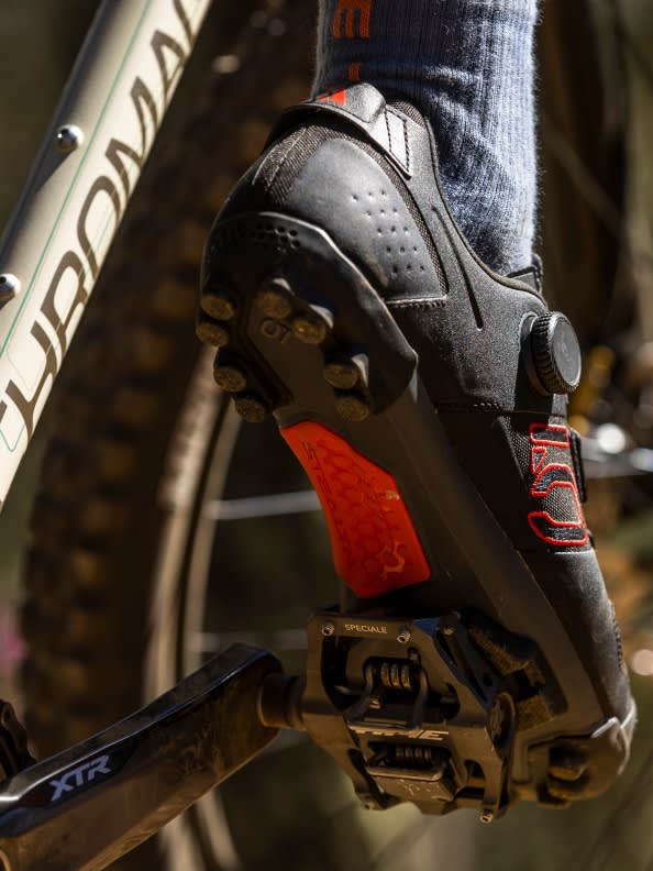 View of the sole of the new clipless kestrel boa shoe.