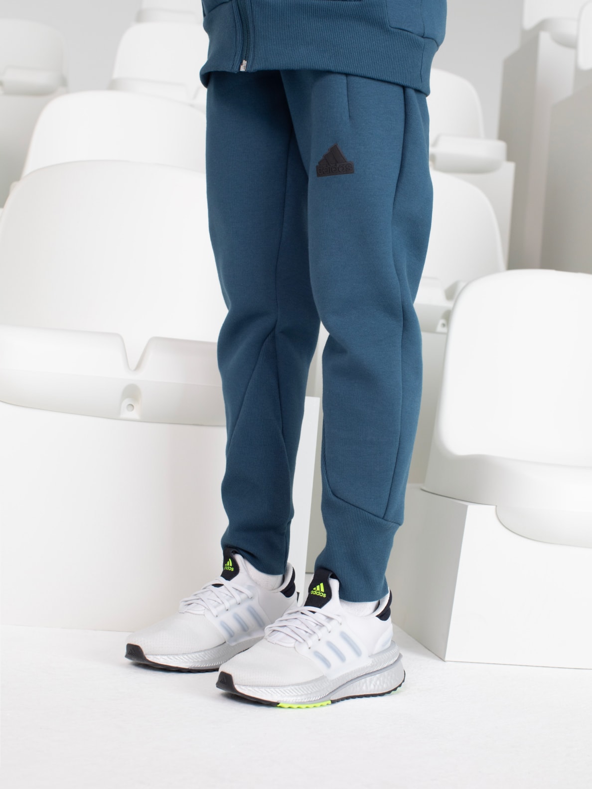 Child model wears Z.N.E. Sportswear bottoms.