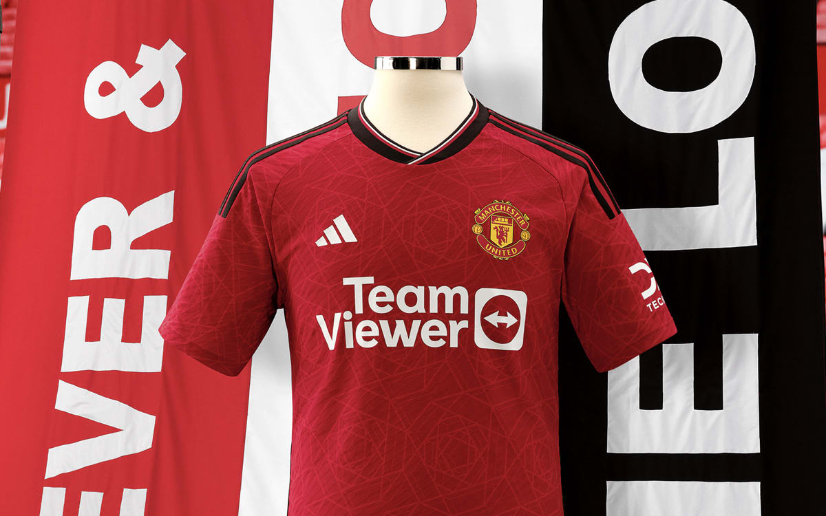 Strike out in Manchester United kit from