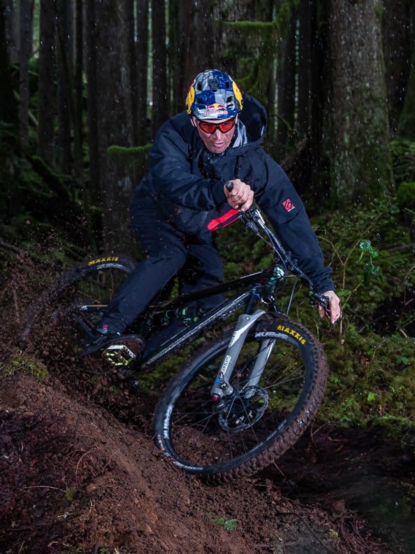 darren-berrecloth_biking_in_muddy_forest_equipped_with_adidas-fiveten-trailcross-goretex-shoe