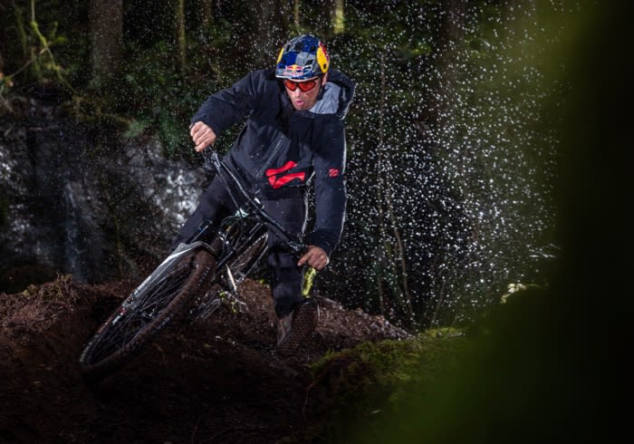 darren-berrecloth_biking_in_muddy_forest_equipped_with_adidas-fiveten-trailcross-goretex-shoe