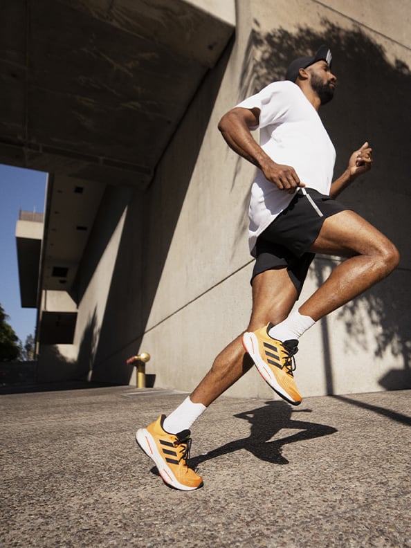 Image of a man running in the Solarglide 5 shoe