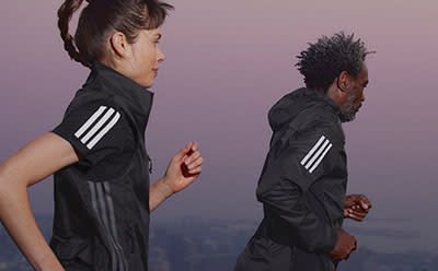 Corredores con equipaciones de adidas para tiradas largas