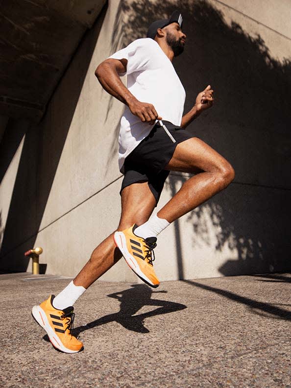 Image of a man running in the Solarglide 5 shoe