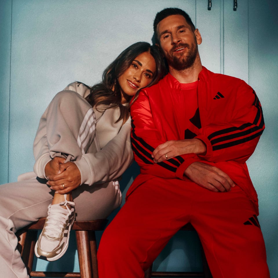 adidas Essentials 3-Stripes Insulated Bomber Jacket - Red adidas Essentials 3-Stripes Insulated Bomber Jacket - Red