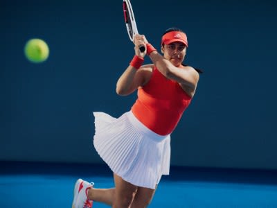 Photo of a player wearing a top and a skirt from the tennis collection