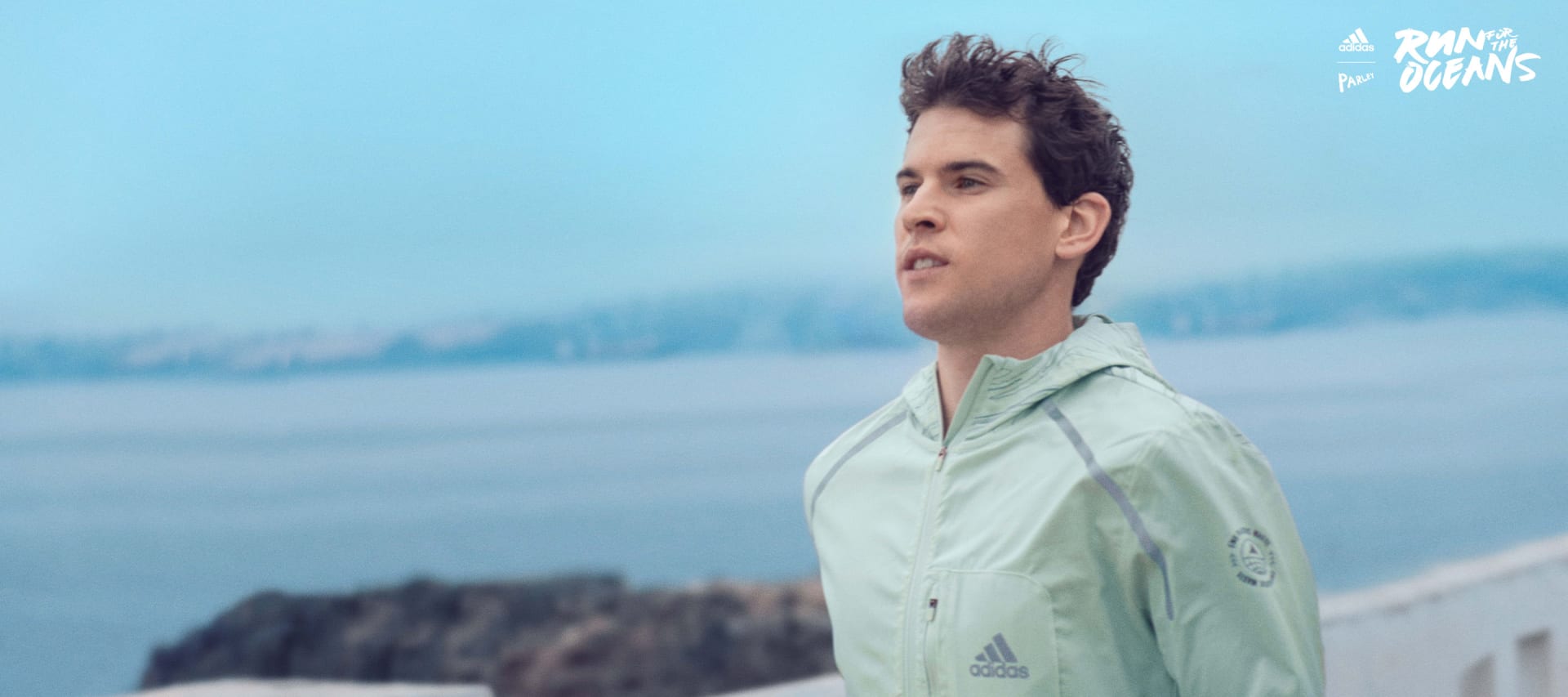 Visual of Dominic Thiem running by the ocean