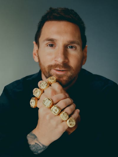 Visual of Messi with eight golden ring