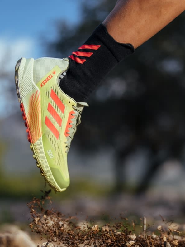 Moritz auf der Heide running - close up on Agravic flow 2 male shoe - Abby Hall running - close up on Agravic flow 2 female shoe