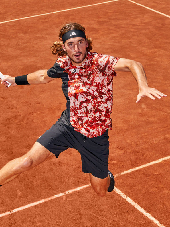 Stéfanos Tsitsipás playing on a clay court