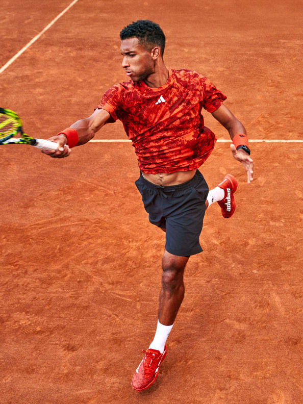 Félix Auger-Aliassime playing on a clay court