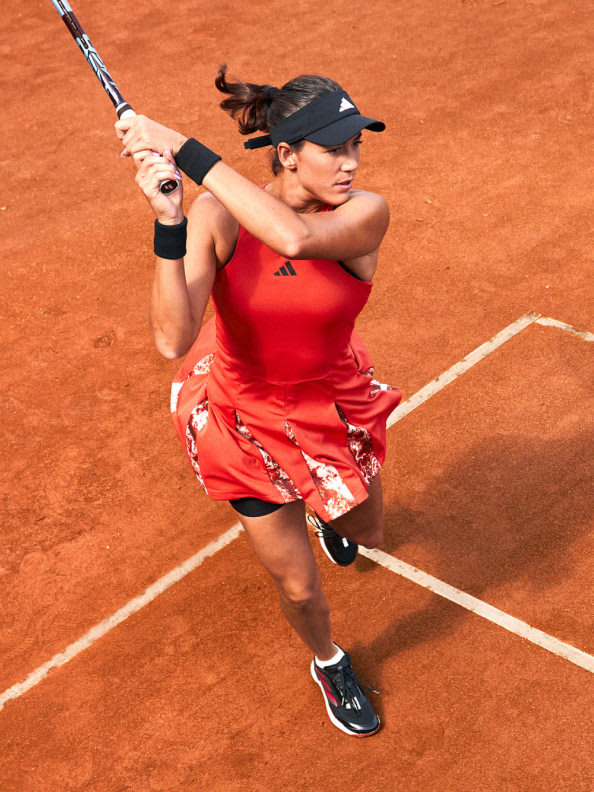 Garbiñe Muguruza playing on a clay court