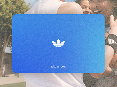 L'image montre une boîte ou un emballage bleu avec la marque adidas au premier plan, avec un arrière-plan flou de personnes au loin.