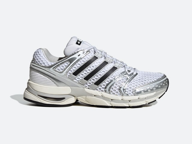 Para białych i czarnych butów sportowych o wyróżniającym się, teksturowanym designie w górnej części buta.