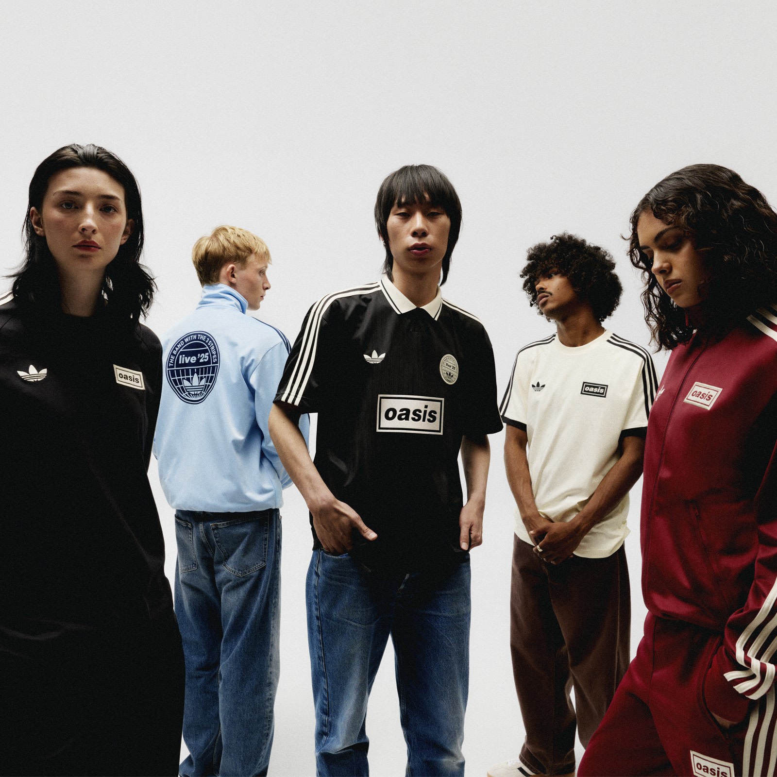 Un grupo de jóvenes vestidos con diferentes atuendos casuales y atléticos sobre un fondo blanco liso.