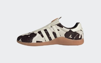 Une sneaker ornée d'un motif zèbre original sur la tige, sur un fond blanc uni.