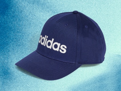 En marineblå adidas-kasket mod en strålende blå baggrund.