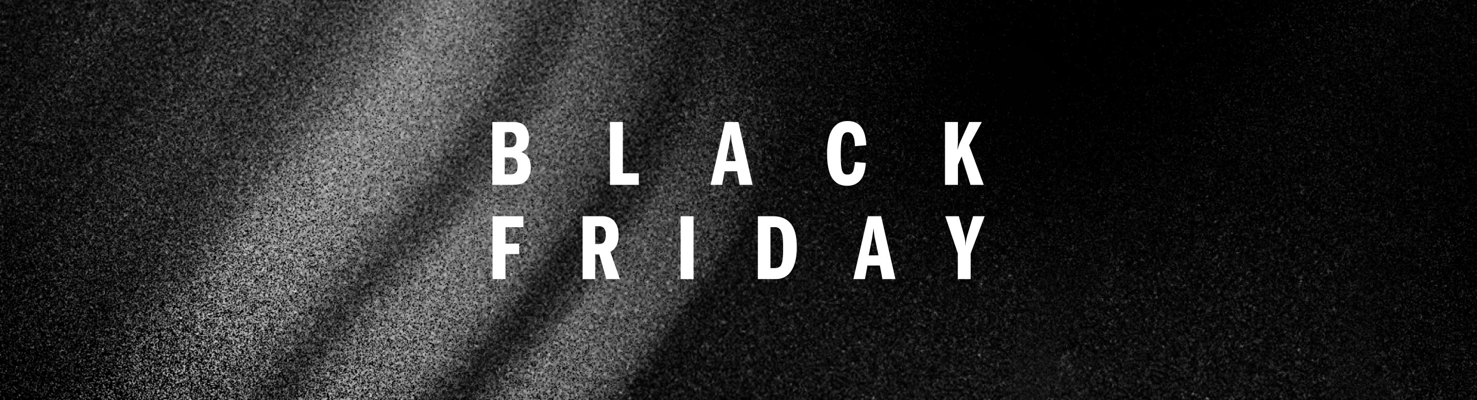 Das Bild zeigt den Text „BLACK FRIDAY“ in großen weißen Buchstaben vor einem dunklen, strukturierten Hintergrund und erzeugt so einen auffälligen und dramatischen visuellen Effekt.