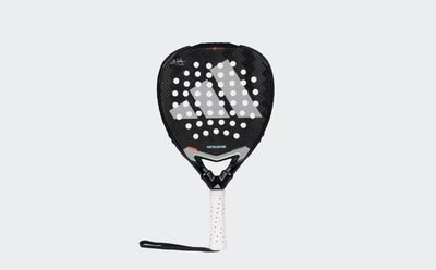 Una pala de pádel blanca y negra con una superficie perforada y un asa blanca sobre un fondo blanco liso.