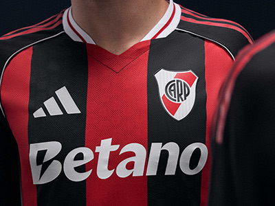 The image shows a red and black soccer jersey with the Betano logo and the River Plate club crest prominently displayed.