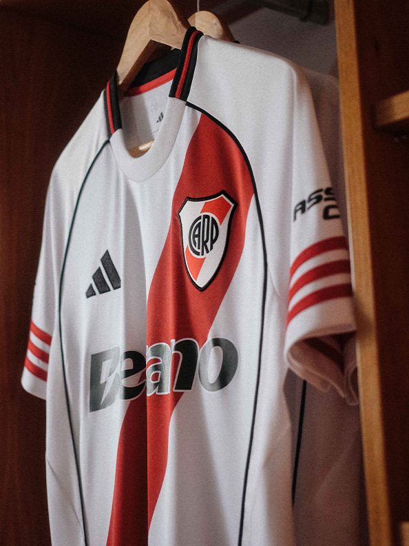 The image shows a white and red soccer jersey with the logo of the Argentinian club River Plate prominently displayed on the front.