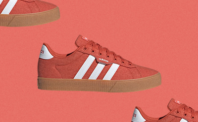 Rode en witte sneakers met een gumrubberen zool tegen een levendige achtergrond van koraal.