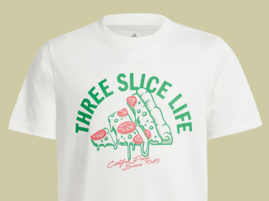Una camiseta blanca con un estampado de tres porciones de pizza y el texto "THREE SLICE LIFE" en verde y rojo.