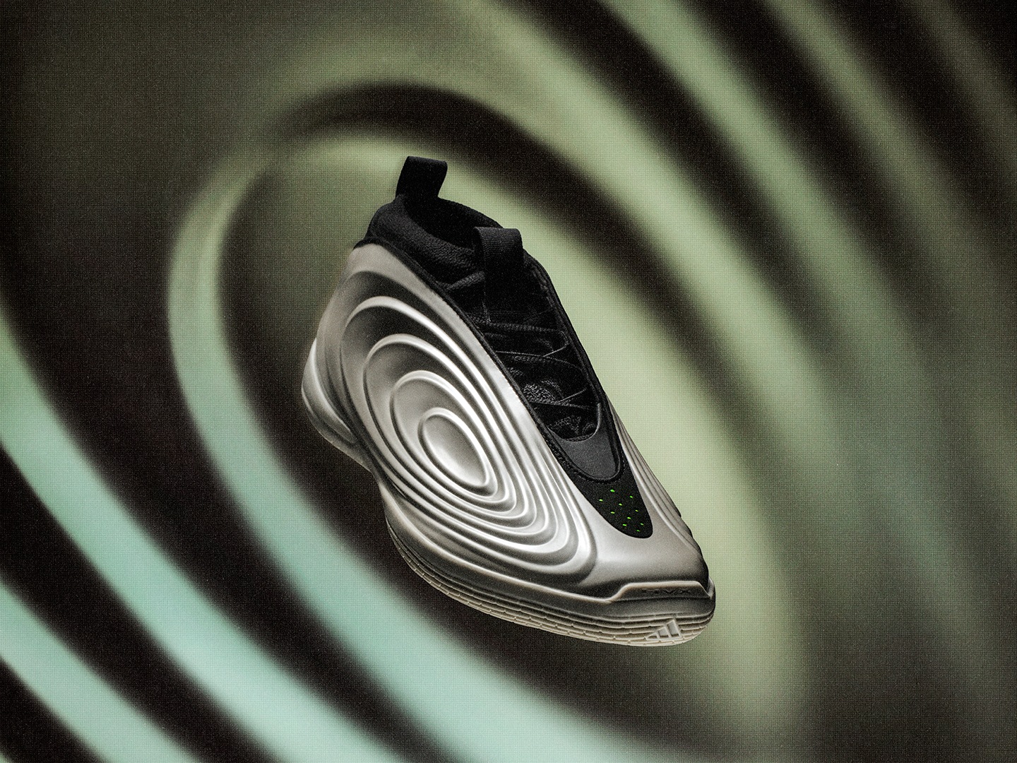 vista de la James Harden Vol. Zapatilla de baloncesto con líneas de tracción en verde brillante y detalles texturizados.