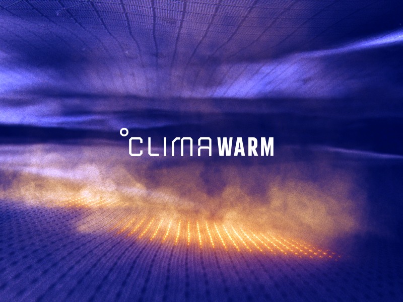 この画像は、「Clima Warm」という文字を伴った、暖かく輝く前景とドラマチックな渦巻く青い背景を持つ、鮮やかで抽象的な風景を表現している。