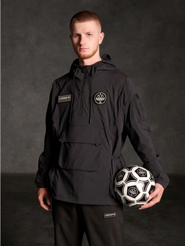 Foto da estrela do futebol Adam Wharton vestindo a SPZL F.C. Coleção outono/inverno 25 na hora de jogar futebol.