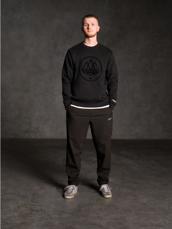 Foto do jogador de futebol Adam Wharton vestindo peças da coleção SPZL F.C.