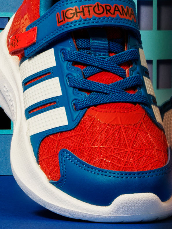 컬러풀한 배경과 대비된 "Lightorama" 로고가 돋보이는 생기 넘치는 블루 & 레드 스니커즈