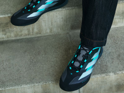 Hình ảnh này thể hiện một đôi giày thể thao họa tiết sặc sỡ trên nền bê tông.