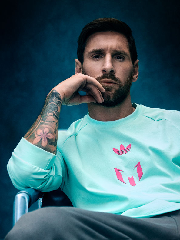 Lionel Messi tạo dáng trong studio rực sáng, mặc bộ sưu tập adidas mới và nhìn chằm chằm vào camera.