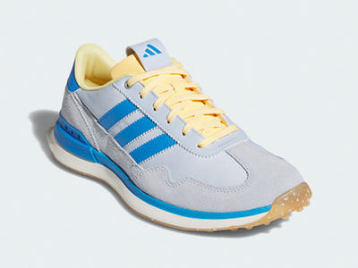 Un paio di sneaker adidas grigie e blu con lacci gialli su uno sfondo chiaro.