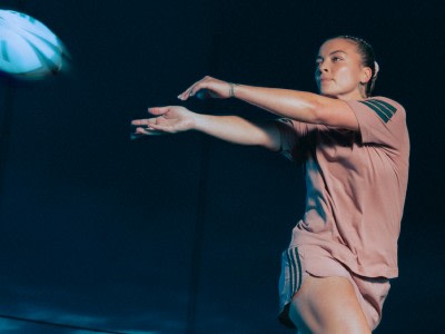 NZ rugby player Renee Holmes throwing a rugby ball