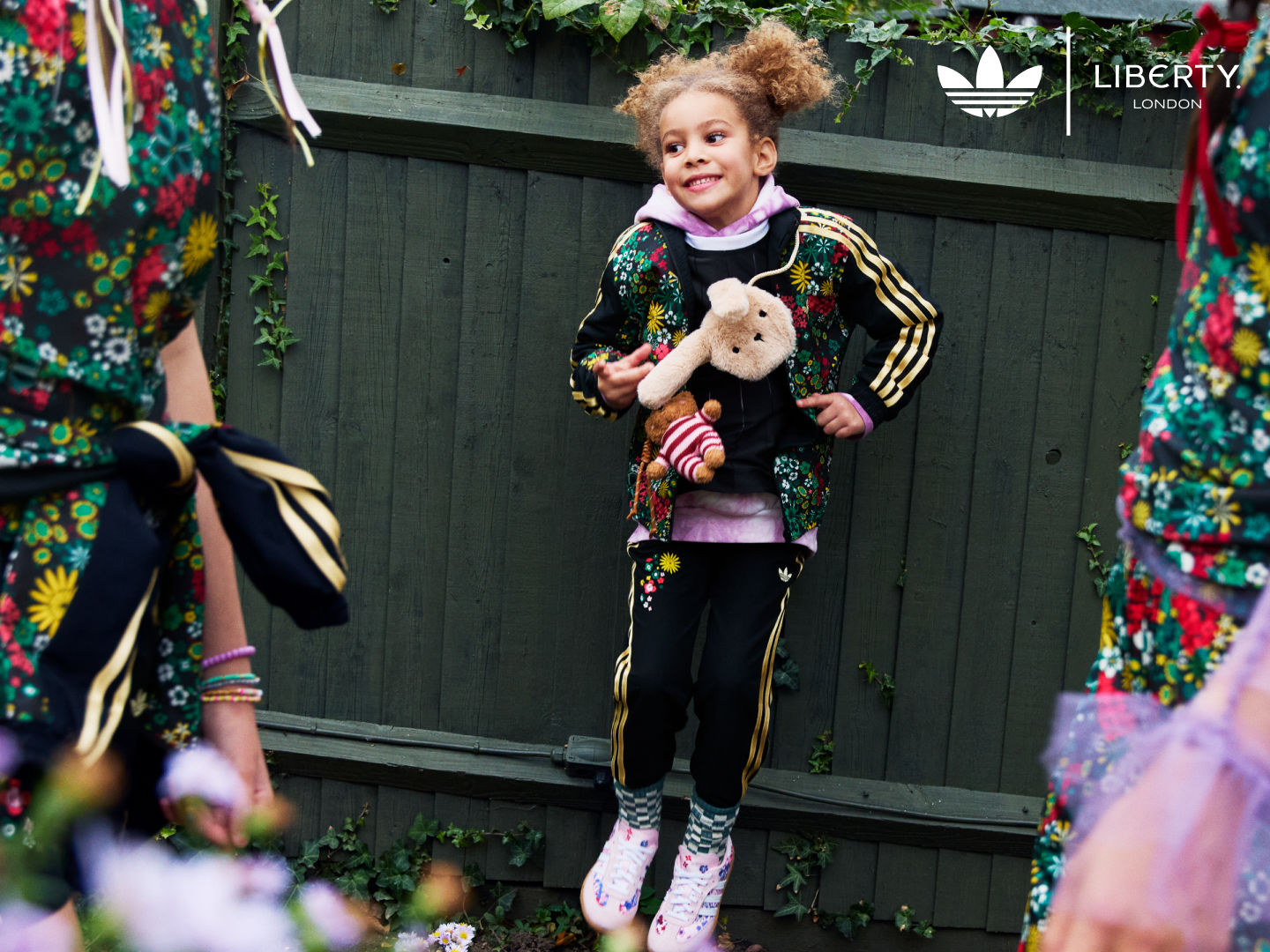 Có một cô gái ở ngoài vườn, nhảy vào không trung. Mẹ và em gái của cô cũng đang bị bắn, và cả ba người họ đều mang adidas x Liberty. London.