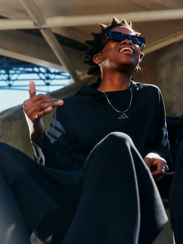 Una persona con gafas de realidad virtual parece estar inmersa en una experiencia digital, con un fondo borroso que sugiere un entorno tecnológico o futurista.