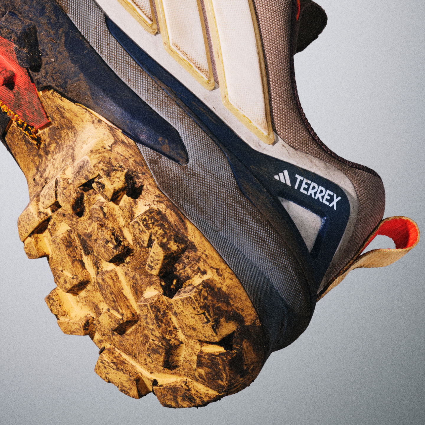 Para butów hikingowych adidas Terrex osadzona na skalistym, górskim terenie.