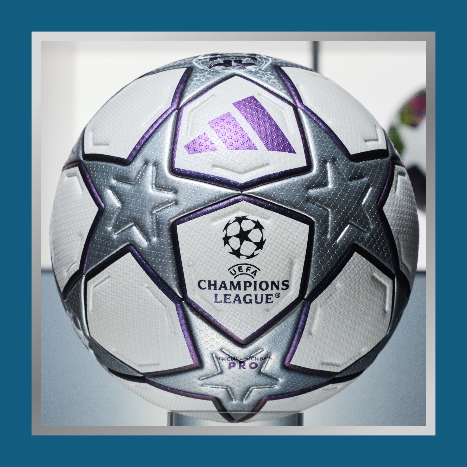 Bild mit dem neuen Spielball zum 25-jährigen Jubiläum der UEFA Champions League