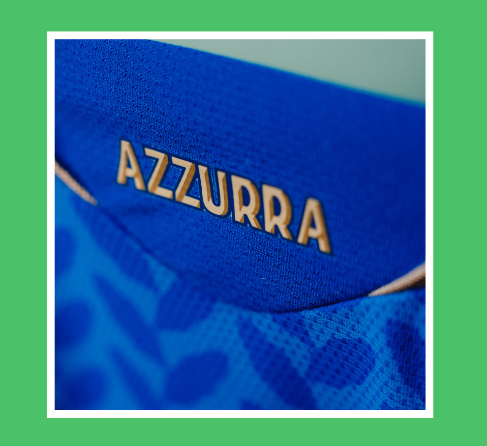 Composição visual com a parte de trás do manto oficial da Itália para a Copa do Mundo da FIFA 26™