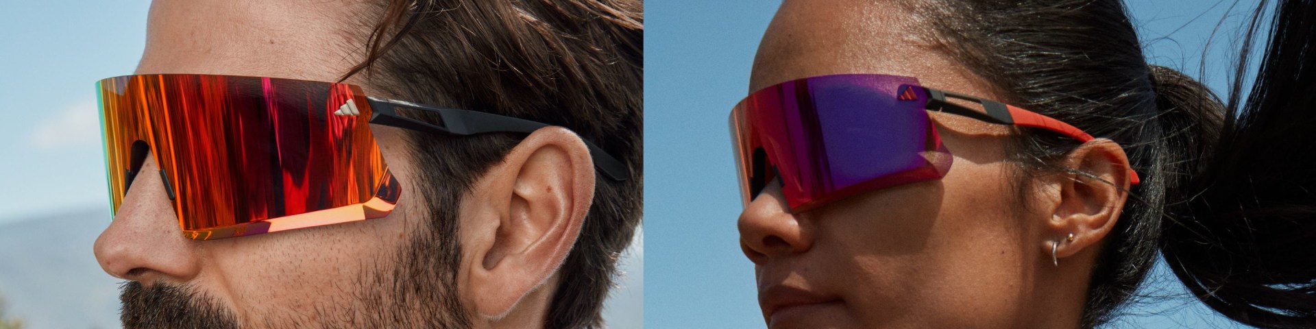 L'image montre une vue en gros plan de l'oreille d'une personne avec un écouteur ou un accessoire coloré et abstrait, sur un fond de ciel bleu clair.
