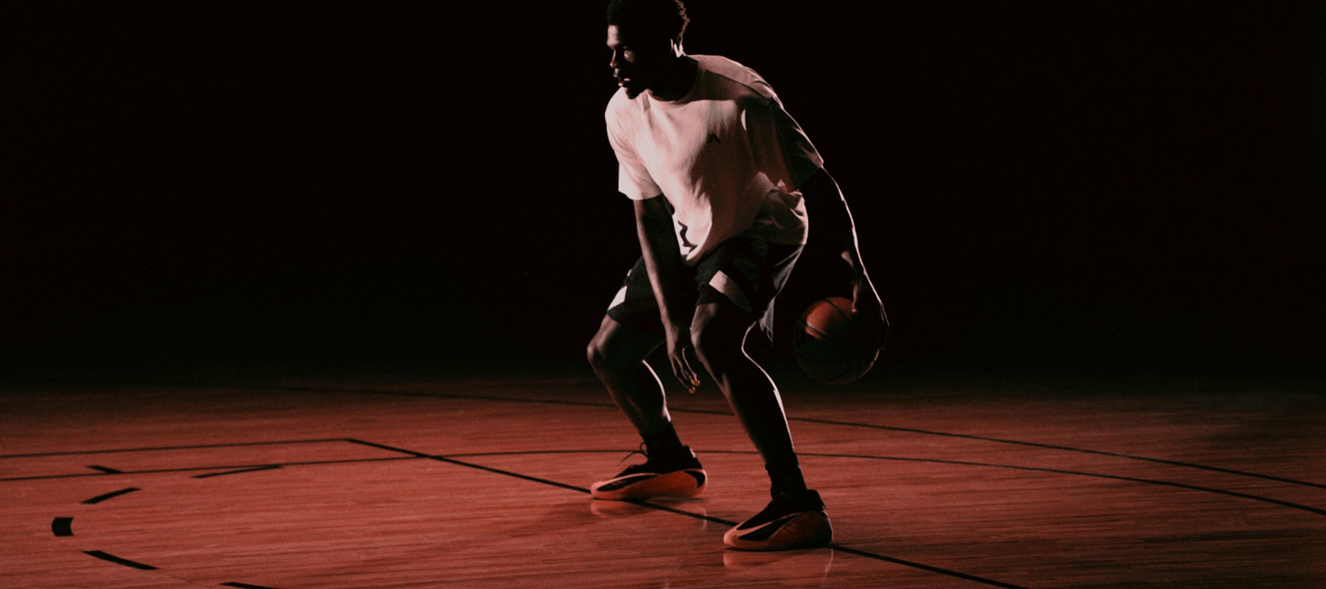 アンソニー・エドワーズが薄暗いコートでドリブルを決めるとき、バックヤードのオレンジのカラーリングに輝くのは、アディダスのアンソニー・エドワーズ 2 バスケットボールシューズ。