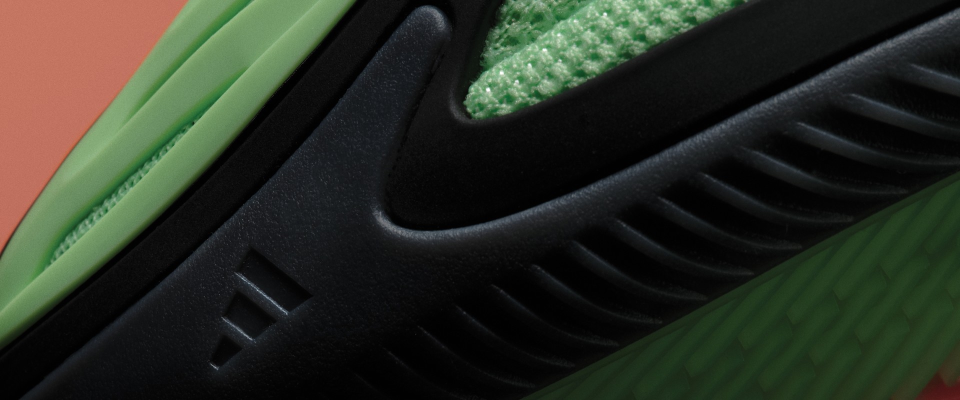 Primer plano de los tenis adidas Anthony Edwards 2 con el texto ANTHONY EDWARDS 2.